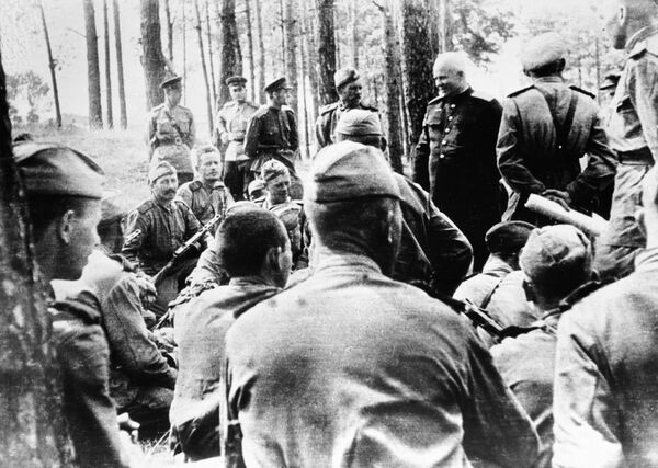 Никита Хрущев с бойцами 333-й стрелковой дивизии