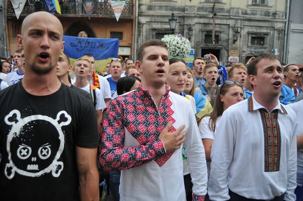 Марш единства болельщиков перед матчем Динамо - Шахтер во Львове Марш единства болельщиков перед матчем Динамо - Шахтер во Львове