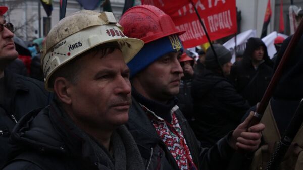 Шахтеры в касках и с флагами вышли на акцию протеста у Верховной рады Шахтеры в касках и с флагами вышли на акцию протеста у Верховной рады