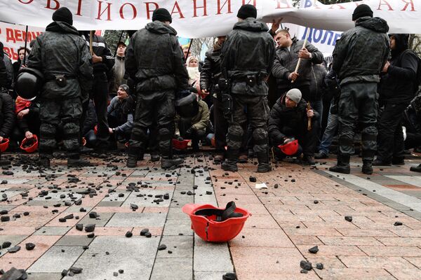 Акция протеста шахтеров у здания Верховной рады в Киеве Акция протеста шахтеров у здания Верховной рады в Киеве