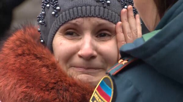 Родственники горняков приехали на шахту в Донецке, где произошел взрыв Родственники горняков приехали на шахту в Донецке, где произошел взрыв