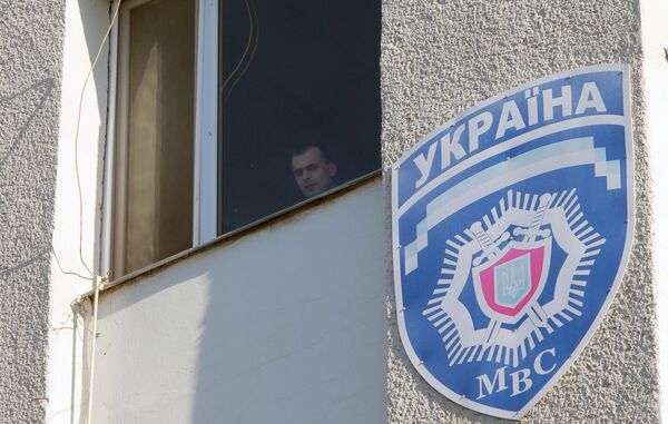 Митинг сторонников федерализации у здания ГУ МВД в Луганске Митинг сторонников федерализации у здания ГУ МВД в Луганске