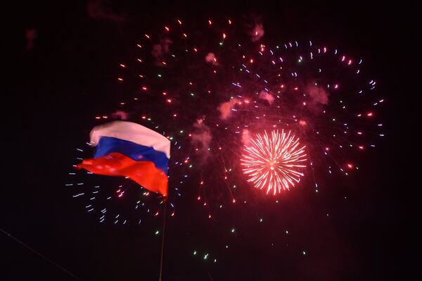 В центре Симферополя проходит праздничный концерт в честь референдума В центре Симферополя проходит праздничный концерт в честь референдума