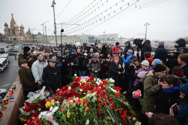 Цветы на месте убийства политика Бориса Немцова