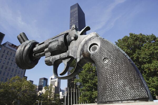 Скульптура Нет насилию перед фасадом здания ООН в Нью-Йорке