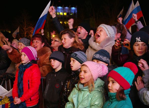 Выступление ансамбля российской армии им. Александрова на площади в Севастополе