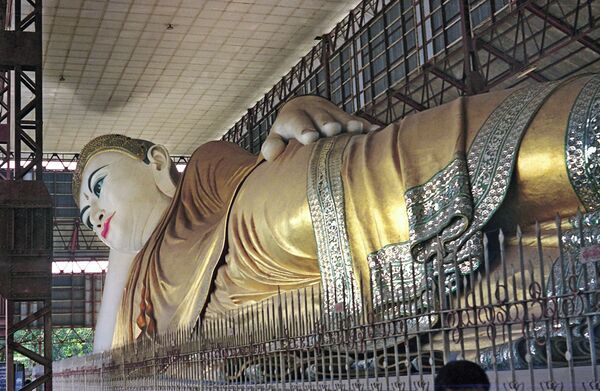 Статуя Будды в храме Рангуна