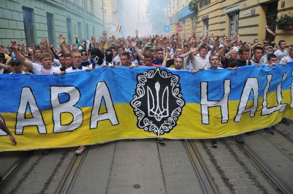 Марш единства болельщиков перед матчем Динамо - Шахтер во Львове