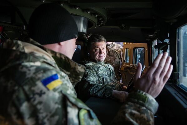 Президент Украины П.Порошенко встретил первый самолет ВВС США с американскими бронеавтомобилями Президент Украины П.Порошенко встретил первый самолет ВВС США с американскими бронеавтомобилями