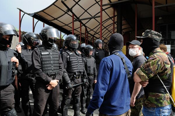 Неизвестные сорвали крестный ход против войны и интеграции Украины в Евросоюз Неизвестные сорвали крестный ход против войны и интеграции Украины в Евросоюз