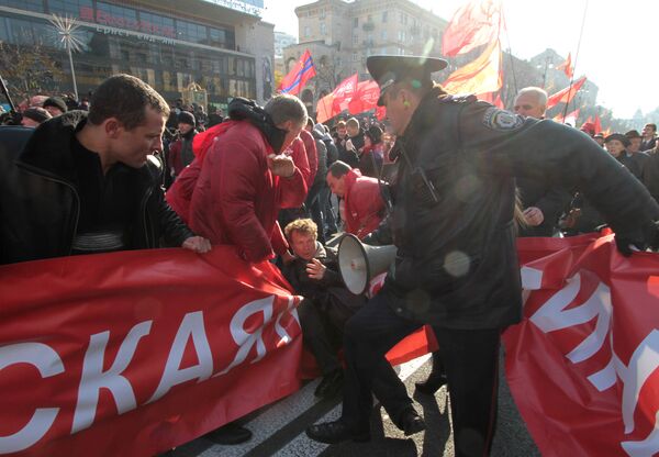 Акция коммунистов в годовщину Октябрьской революции в Киеве