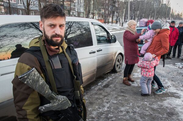 Ополченцы добровольческого миротворческого отряда Ангел эвакуируют беженцев с Донбасса