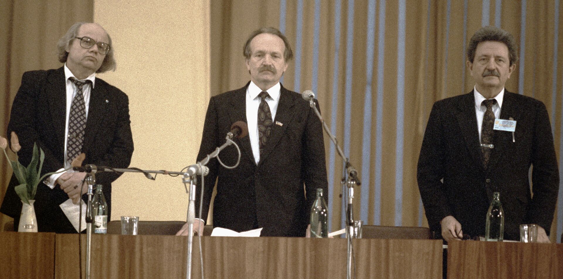 На III съезде Народного Руха: И. Драч, В. Черновил, М. Горынь - РИА Новости, 1920, 17.10.2025