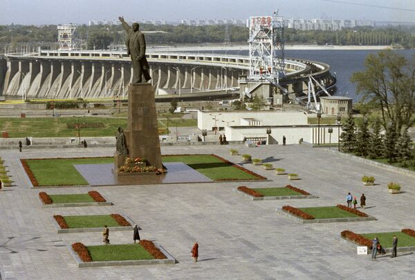 Вид на плотину Днепрогэс и памятник В.И. Ленину
