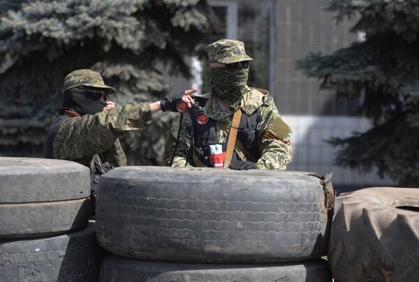 Митингующие заняли отдел милиции и горсовет в Константиновке Митингующие заняли отдел милиции и горсовет в Константиновке