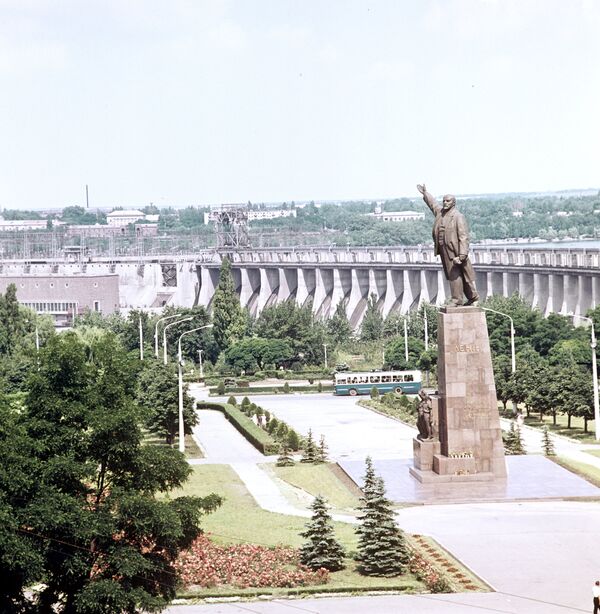 Памятник В.И. Ленину у Днепропетровской гидроэлектростанции