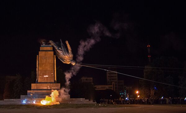 В Харькове снесли памятник Ленину