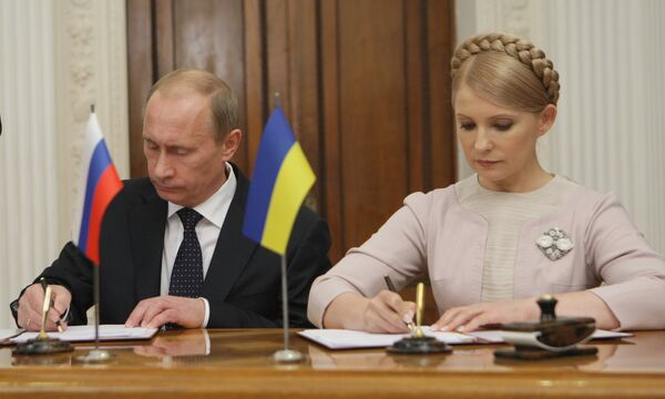 Премьер-министр РФ В.Путин и премьер-министр Украины Ю.Тимошенко во время подписания документов