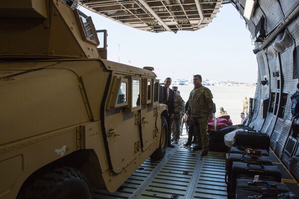 Президент Украины П.Порошенко встретил первый самолет ВВС США с американскими бронеавтомобилями Президент Украины П.Порошенко встретил первый самолет ВВС США с американскими бронеавтомобилями