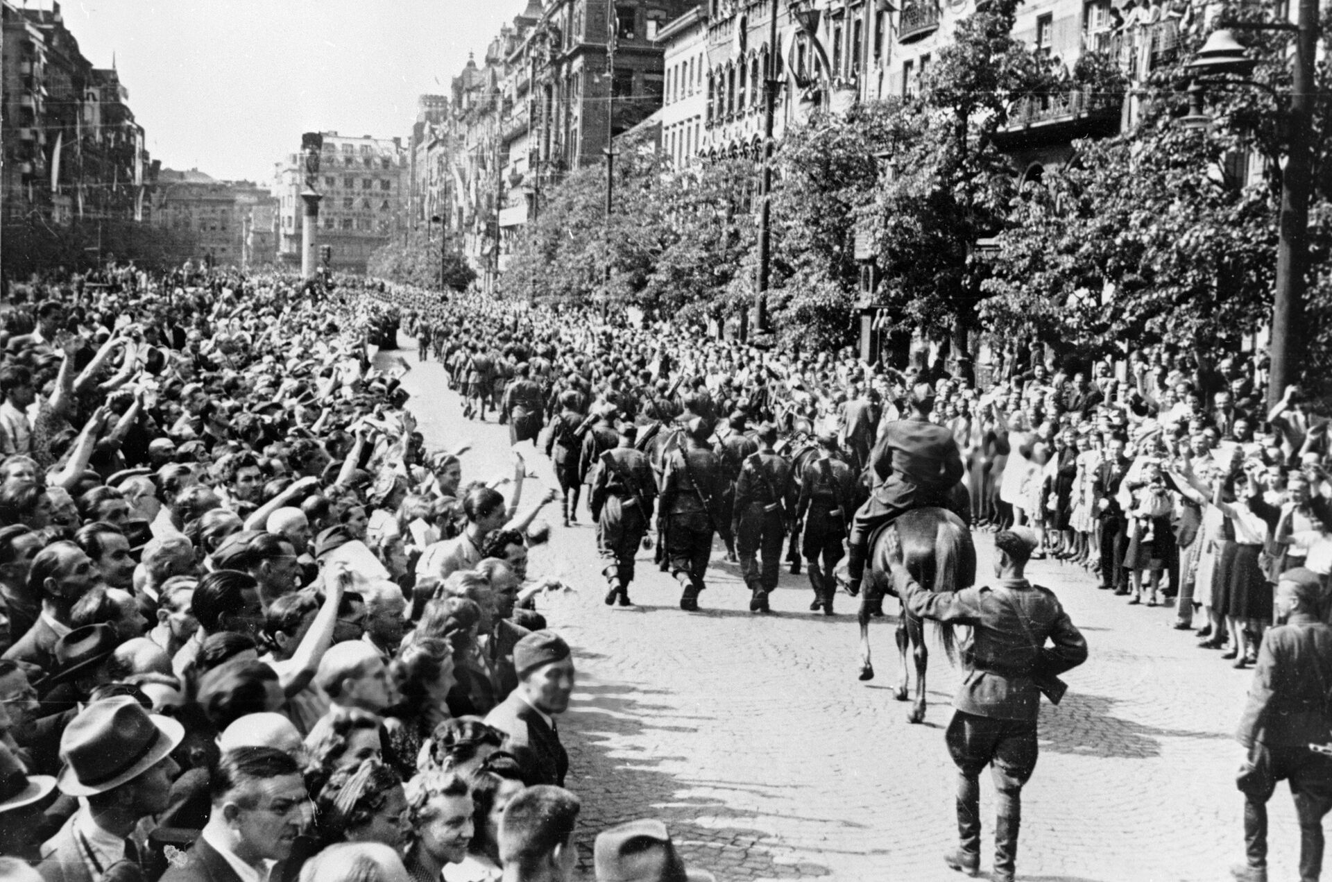 Жители города Прага приветствуют советских воинов - РИА Новости, 1920, 01.05.2023