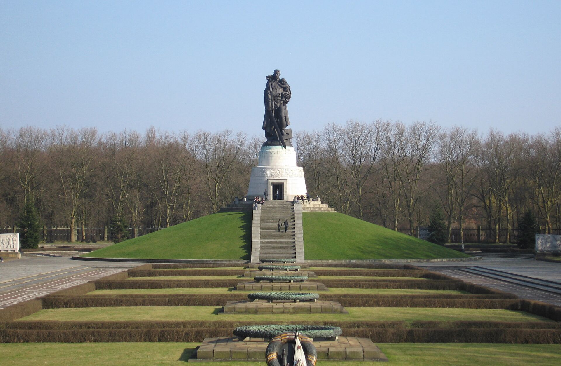 Памятник Солдату-освободителю в Трептов-парке в Берлине - РИА Новости, 1920, 03.06.2021