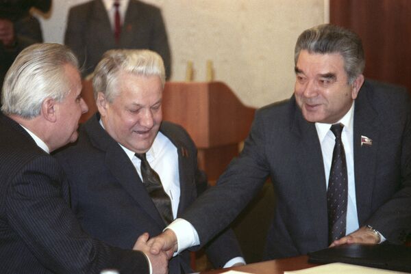 Леонид Кравчук, Борис Ельцин и Рафик Нишанов на переговорах о создании СНГ