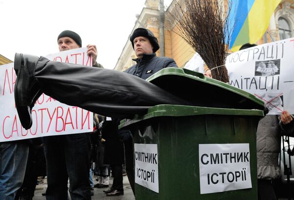 Акция активистов Общественного люстрационного комитета в Киеве