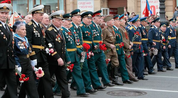 Марш ветеранов ВОВ на Невском проспекте в Санкт-Петербурге