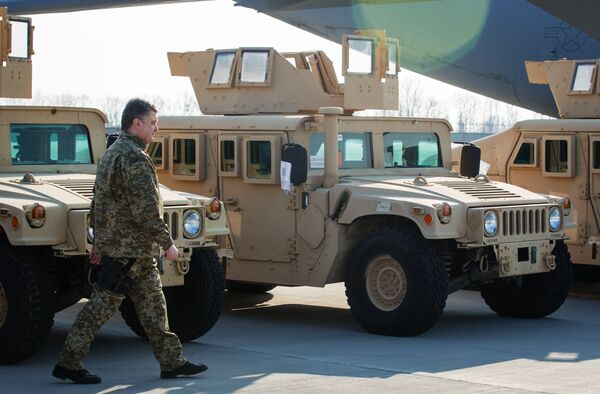 Президент Украины П.Порошенко встретил первый самолет ВВС США с американскими бронеавтомобилями