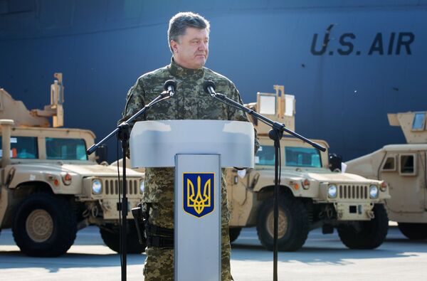 Президент Украины П.Порошенко встретил первый самолет ВВС США с американскими бронеавтомобилями