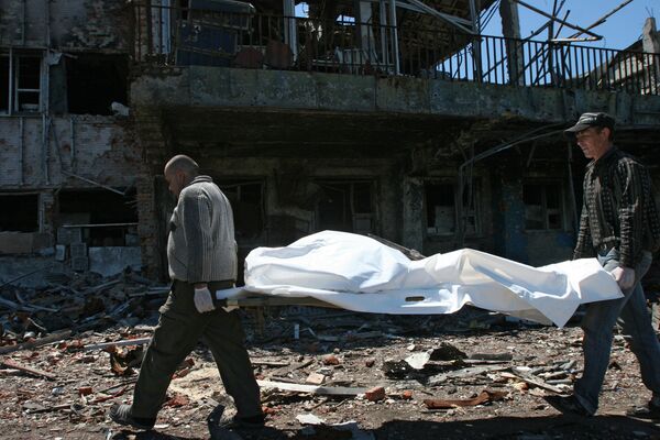 Извлечение тел погибших из-под завалов в аэропорту Донецка