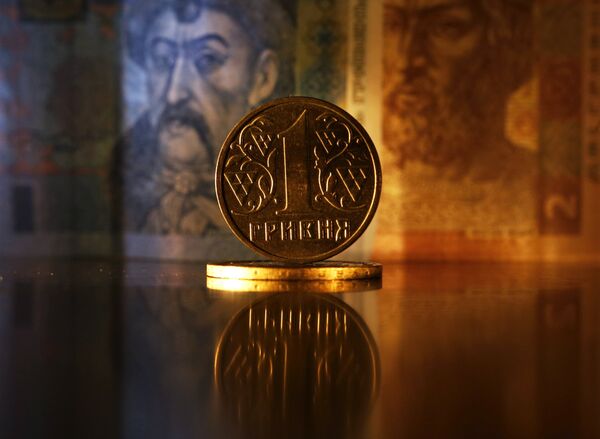 Денежные купюры и монеты США и Украины