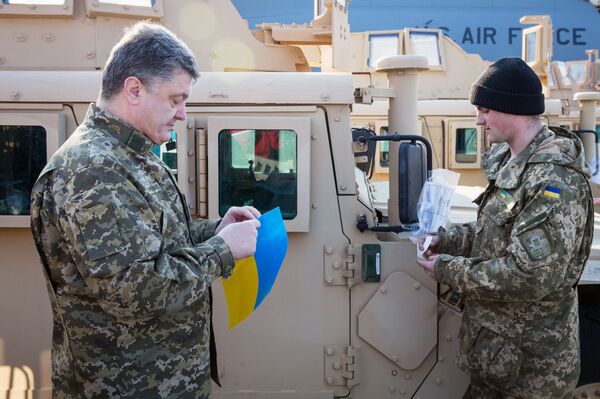 Президент Украины П.Порошенко встретил первый самолет ВВС США с американскими бронеавтомобилями Президент Украины П.Порошенко встретил первый самолет ВВС США с американскими бронеавтомобилями