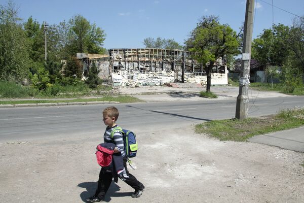 Разрушенные дома в поселке Октябрьском рядом с Донецким аэропортом