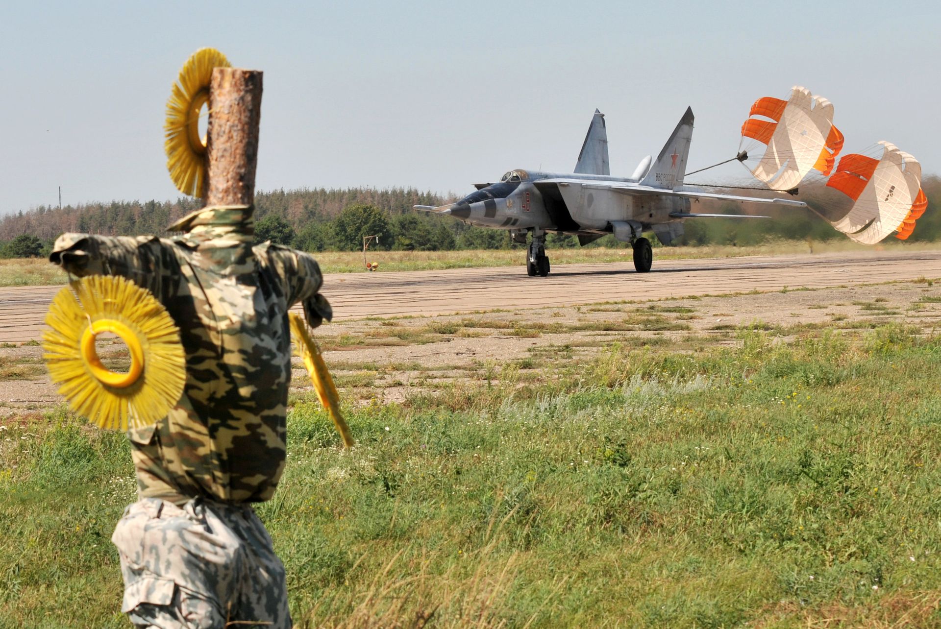 МИГ-25РБ заходит на посадку на взлётно-посадочную полосу на военной авиабазе аэродрома Балтимор в Воронежской области МИГ-25РБ заходит на посадку на взлётно-посадочную полосу на военной авиабазе аэродрома Балтимор в Воронежской области - РИА Новости, 1920, 05.09.2026
