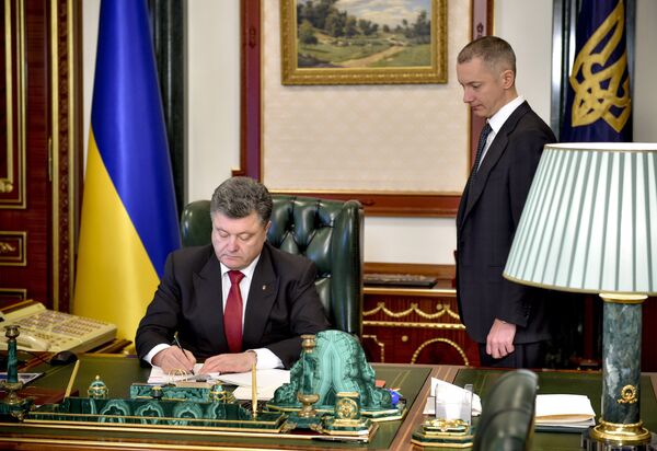 П.Порошенко подписывает Закон о люстрации