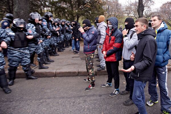 Столкновение радикалов Правого сектора и сторонников Компартии Украины в Харькове