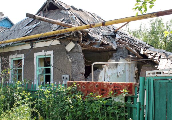 Последствия обстрела Донецка украинскими силовиками Последствия обстрела Донецка украинскими силовиками