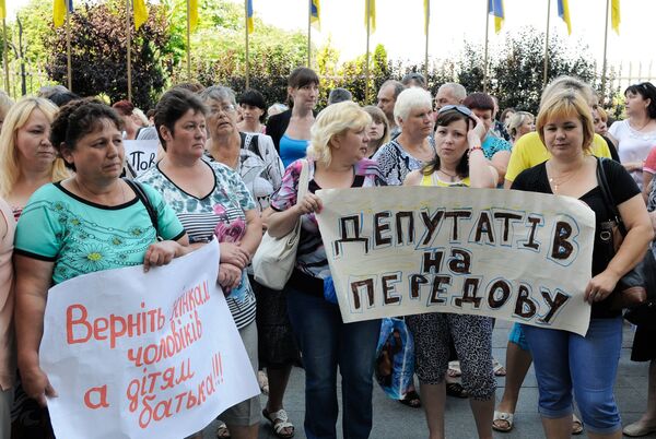 Всеукраинская акция матерей и жен военнослужащих, участвующих в спецоперации на востоке Украины Всеукраинская акция матерей и жен военнослужащих, участвующих в спецоперации на востоке Украины