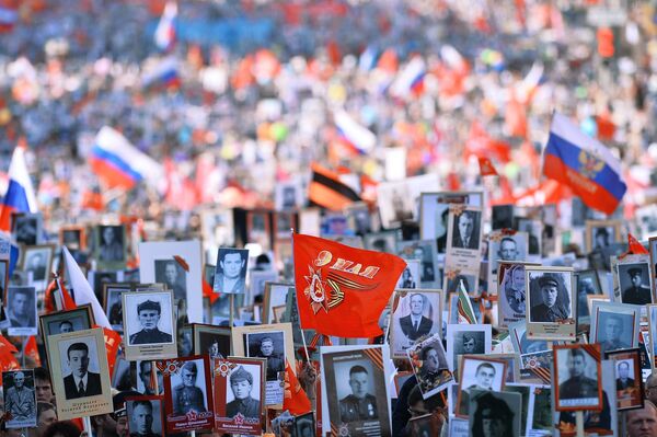 Шествие Региональной патриотической общественной организации Бессмертный полк Москва по Красной площади Шествие Региональной патриотической общественной организации Бессмертный полк Москва по Красной площади