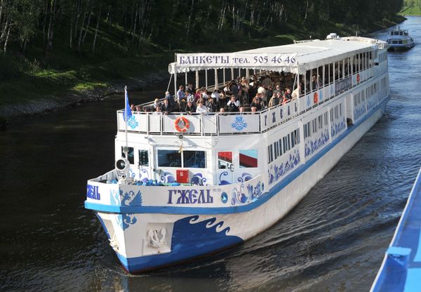 Прогулочный теплоход на канале имени Москвы