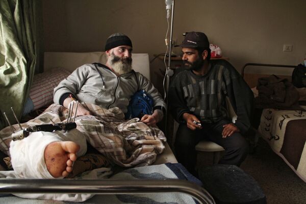 Жители сирийской деревни Мабуджа, пострадавшие от нападения боевиков ИГИЛ