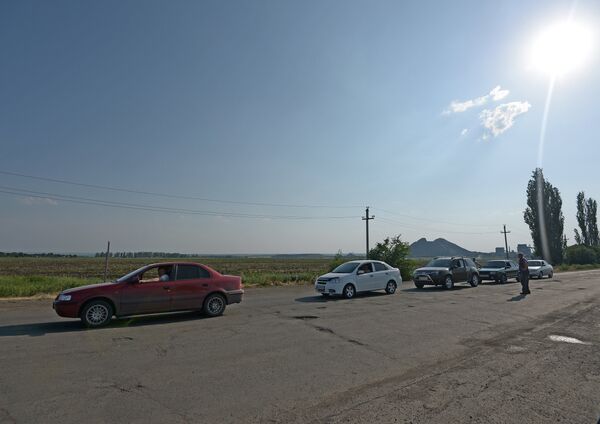 Ополченцы ЛНР на пропускном пункте на границе Луганской области с Россией в районе Червонопартизанска
