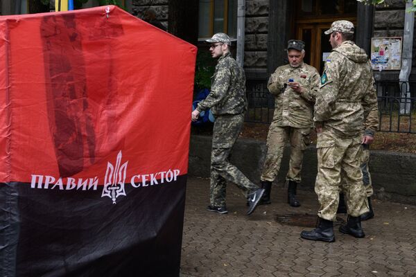 Акция протеста Правого сектора у здания администрации президента Украины в Киеве