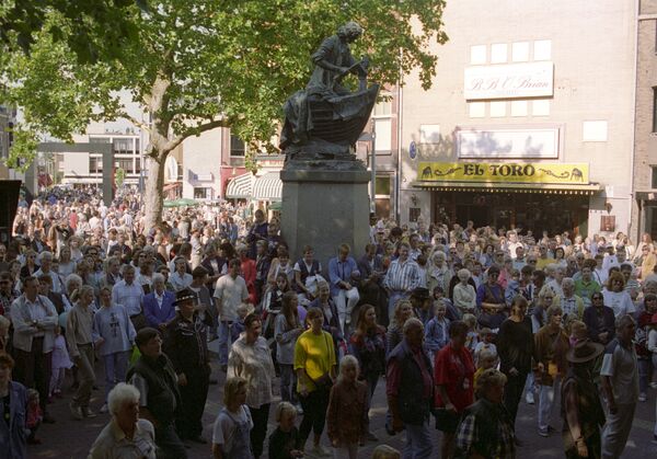 У памятника Царь-плотник на главной площади города Заандам У памятника Царь-плотник на главной площади города Заандам