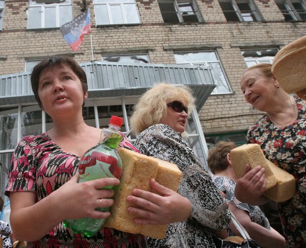 Раздача гуманитарной помощи в Донецке Раздача гуманитарной помощи в Донецке