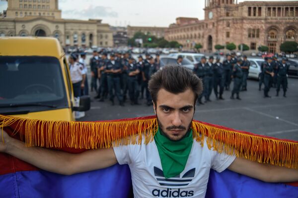Ереванская полиция не пустила активистов движения Вставай, Армения! на площадь Республики