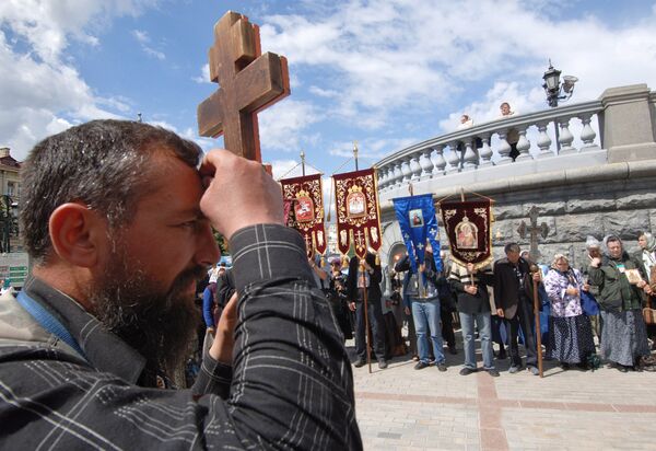 Верующие Украинской православной церкви молятся у Храма Христа Спасителя в Москве