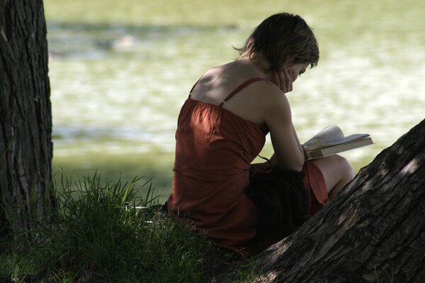 Девушка за чтением книги