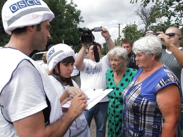 Последствия обстрела села Саханка в Донецкой области